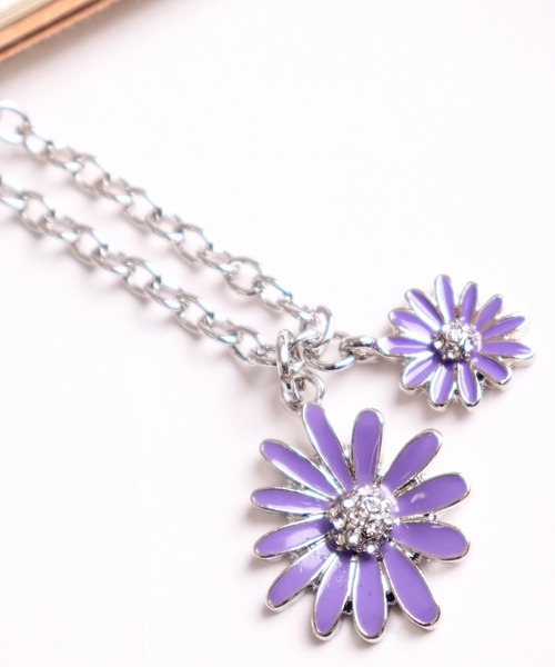 FUNALIVE（ファンアライブ）の「JON フラワーチャームネックレス　スマイル　クローバー　韓国製（ネックレス・メンズ・E/M/F/B/J/C/K/H/D/L/G/A/I/T/S/O/W/N/V/Q/R/U/P・FREE）」の6枚目の写真