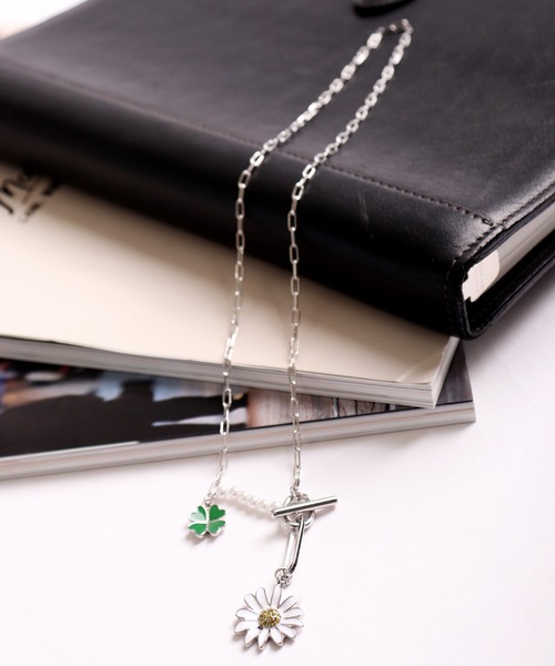 FUNALIVE（ファンアライブ）の「JON フラワーチャームネックレス　スマイル　クローバー　韓国製（ネックレス・メンズ・E/M/F/B/J/C/K/H/D/L/G/A/I/T/S/O/W/N/V/Q/R/U/P・FREE）」の9枚目の写真