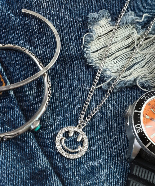 FUNALIVE（ファンアライブ）の「JON フラワーチャームネックレス　スマイル　クローバー　韓国製（ネックレス・メンズ・E/M/F/B/J/C/K/H/D/L/G/A/I/T/S/O/W/N/V/Q/R/U/P・FREE）」の15枚目の写真