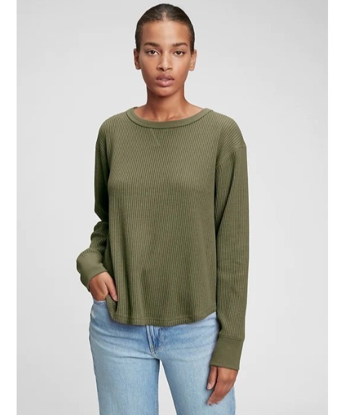 GAP(ギャップ)の「ワッフルニットTシャツ(Tシャツ/カットソー・レディース・カーキ/アイボリー/グレー系その他/ベージュ系その他/レッド系その他/Black・S/M/L/XL/XS/XXS)」の4枚目の写真