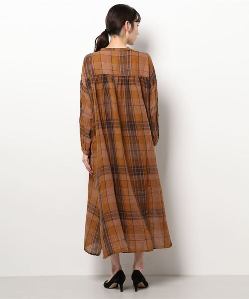 Samansa Mos2（サマンサ モスモス）の「リネン混柄アソートギャザーワンピース（ワンピース・レディース・ブラック/ベージュ/ブラウン/レッド/カーキ/チャコール・ﾌﾘ-）」の9枚目の写真