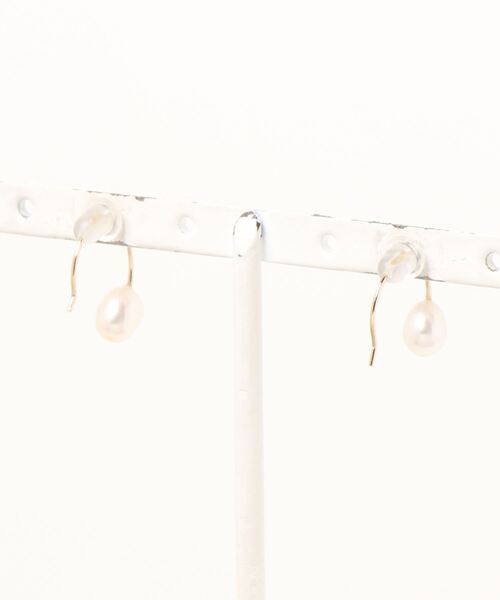 Manon's Selection(マノンズセレクション)の「1粒ホワイト淡水パールフックピアス(ピアス(両耳用)・レディース・ゴールド・ONE SIZE)」の2枚目の写真