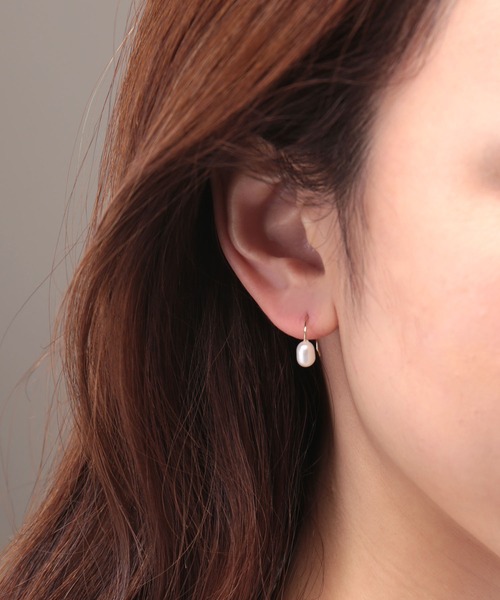 Manon's Selection(マノンズセレクション)の「1粒ホワイト淡水パールフックピアス(ピアス(両耳用)・レディース・ゴールド・ONE SIZE)」の1枚目の写真