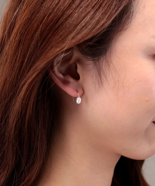 Manon's Selection(マノンズセレクション)の「1粒ホワイト淡水パールフックピアス(ピアス(両耳用)・レディース・ゴールド・ONE SIZE)」の3枚目の写真