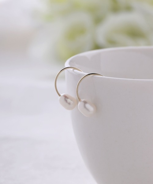 Manon's Selection(マノンズセレクション)の「1粒ホワイト淡水パールフックピアス(ピアス(両耳用)・レディース・ゴールド・ONE SIZE)」の6枚目の写真