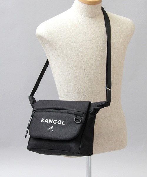 KANGOL（カンゴール）の「ロゴプリント ポリエステル フラップ ショルダーバッグ（ショルダーバッグ・メンズ・ブラック・FREE）」の3枚目の写真