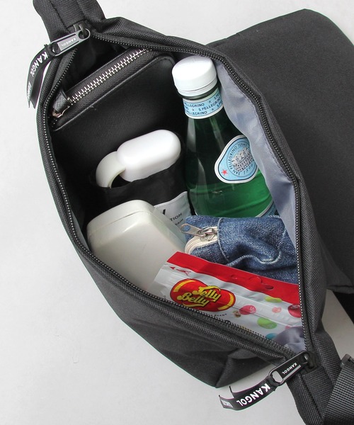 KANGOL（カンゴール）の「ロゴプリント ポリエステル フラップ ショルダーバッグ（ショルダーバッグ・メンズ・ブラック・FREE）」の5枚目の写真