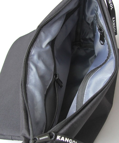 KANGOL（カンゴール）の「ロゴプリント ポリエステル フラップ ショルダーバッグ（ショルダーバッグ・メンズ・ブラック・FREE）」の6枚目の写真
