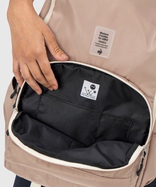 le coq sportif(ルコックスポルティフ)の「ルコック バックパック レディース バッグ バックパック リュック スポーツウェア ライフスタイル カジュアル ムーブウェア(バックパック/リュック・レディース・ベージュ/ブラック・F)」の22枚目の写真