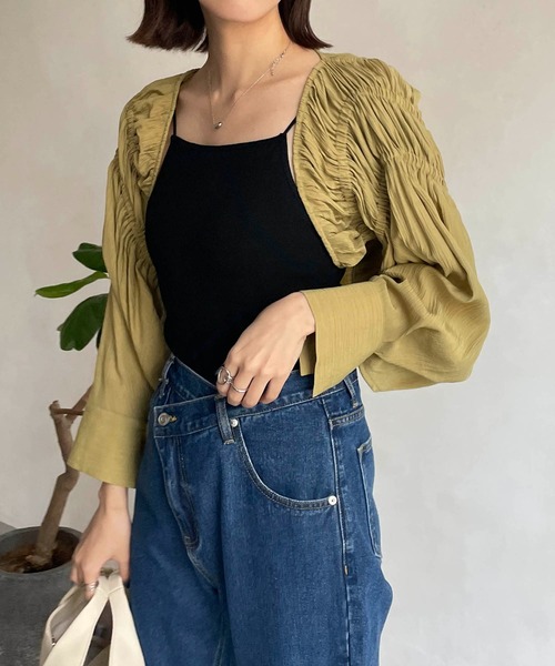 CAPRICIEUX LE'MAGE(カプリシューレマージュ)の「シャーリングボレロカーディガン(シャツ/ブラウス・レディース・ホワイト/ブラック/イエロー・FREE)」の1枚目の写真