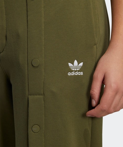 adidas（アディダス）の「AO トラックパンツ（ジャージ）/ アディダスオリジナルス (レディース)（スウェットパンツ・レディース・ブラック/オリーブ・SMALL/MEDIUM/LARGE/X-LARGE/XX-LARGE/X-SMALL）」の4枚目の写真