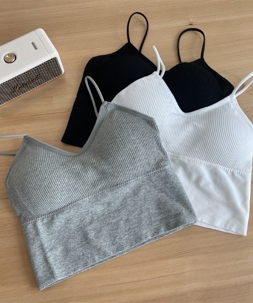 everycoco(エブリーココ)の「カップ付キャミトップス(キャミソール・レディース・ホワイト/ブラック/グレー・FREE)」の1枚目の写真