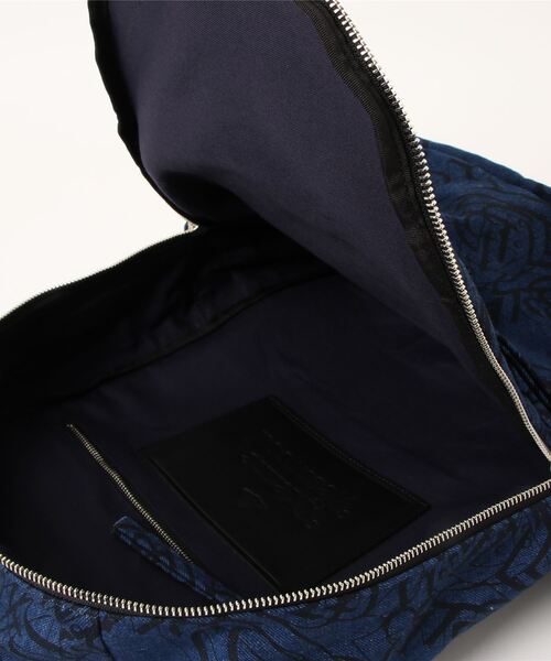 Vivienne Westwood(ヴィヴィアンウエストウッド)の「NEW ORB REPEAT PRINT DENIMリュック(バックパック/リュック・レディース・インディゴブルー・FREE)」の4枚目の写真