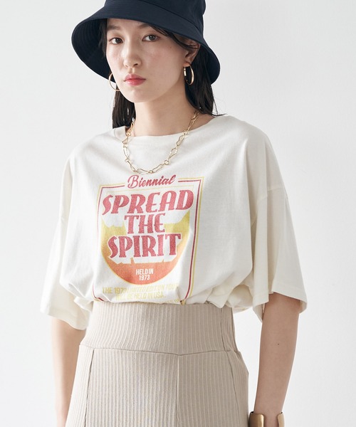 earth music&ecology（アースミュージックアンドエコロジー）の「ツアーロゴTEE（Tシャツ/カットソー・レディース・チャコールグレー/オフホワイト・FREE）」の2枚目の写真