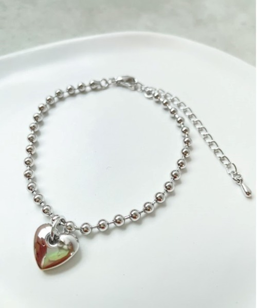 Three Four Time（ｽﾘｰﾌｫｰﾀｲﾑ）の「ハートチャームブレスレット