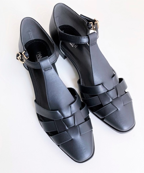 Q（キュー）の「ポインテッドトゥ グルカサンダル（サンダル・レディース・ブラック/アイボリー・23.5/24.5）」の2枚目の写真