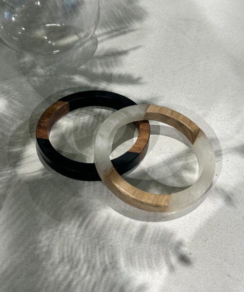 Auntie Rosa Holiday（アンティローザホリデー）の「ウッドサークルバングル（バングル/リストバンド・レディース・ブラック/クリア・FREE）」の2枚目の写真