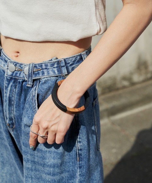 Auntie Rosa Holiday（アンティローザホリデー）の「ウッドサークルバングル（バングル/リストバンド・レディース・ブラック/クリア・FREE）」の3枚目の写真