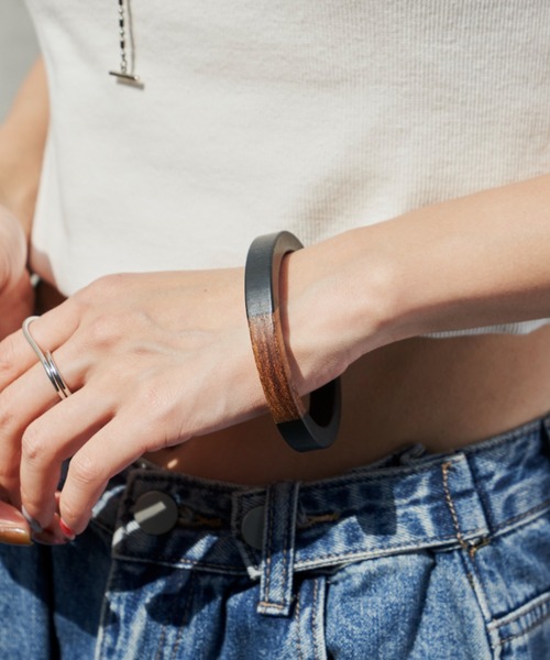 Auntie Rosa Holiday（アンティローザホリデー）の「ウッドサークルバングル（バングル/リストバンド・レディース・ブラック/クリア・FREE）」の4枚目の写真