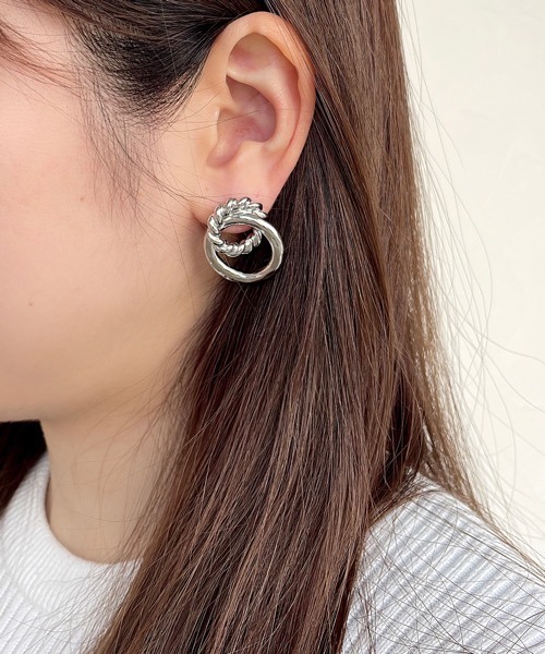 tone(トーン)の「【aussi/オッスィー】メタル ダブルループ ピアス(ニッケルフリー)(ピアス(両耳用)・レディース・ゴールド/シルバー・FREE)」の9枚目の写真