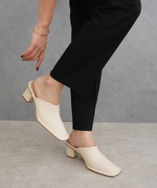 Fabby fabby（ファビィーファビィー）の「プレーンスクエアサボミュールサンダル（サンダル・レディース・ブラック/オフホワイト/ライトベージュ・MEDIUM/SMALL/LARGE）」の2枚目の写真