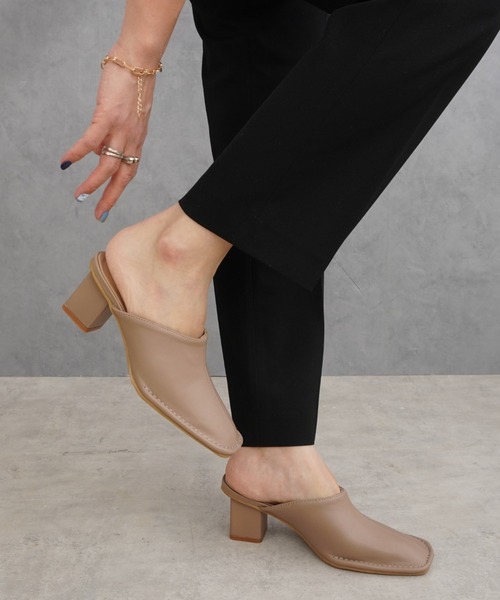 Fabby fabby（ファビィーファビィー）の「プレーンスクエアサボミュールサンダル（サンダル・レディース・ブラック/オフホワイト/ライトベージュ・MEDIUM/SMALL/LARGE）」の18枚目の写真