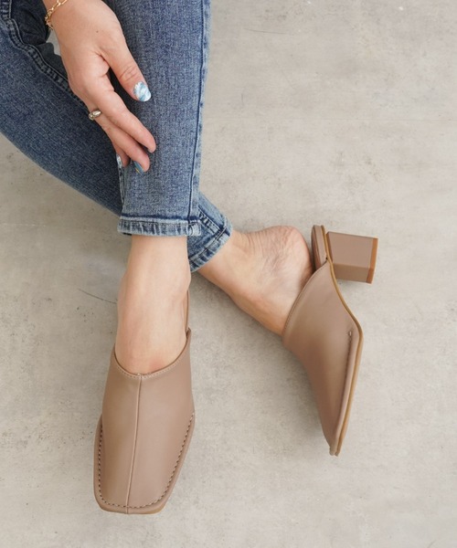 Fabby fabby（ファビィーファビィー）の「プレーンスクエアサボミュールサンダル（サンダル・レディース・ブラック/オフホワイト/ライトベージュ・MEDIUM/SMALL/LARGE）」の19枚目の写真