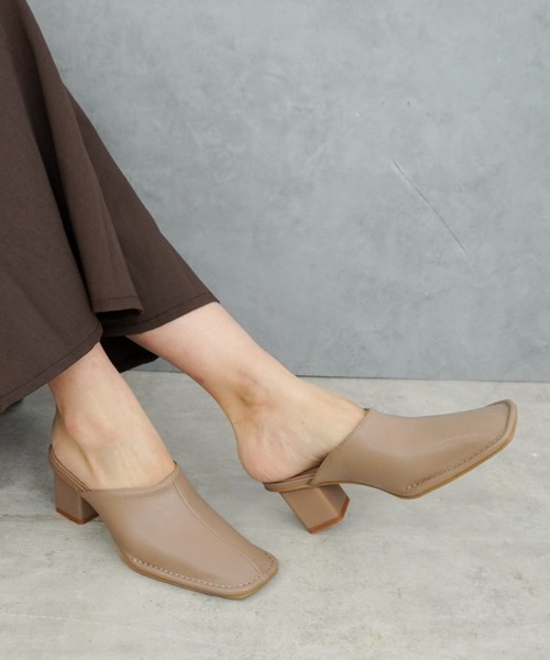 Fabby fabby（ファビィーファビィー）の「プレーンスクエアサボミュールサンダル（サンダル・レディース・ブラック/オフホワイト/ライトベージュ・MEDIUM/SMALL/LARGE）」の20枚目の写真