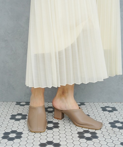 Fabby fabby（ファビィーファビィー）の「プレーンスクエアサボミュールサンダル（サンダル・レディース・ブラック/オフホワイト/ライトベージュ・MEDIUM/SMALL/LARGE）」の22枚目の写真