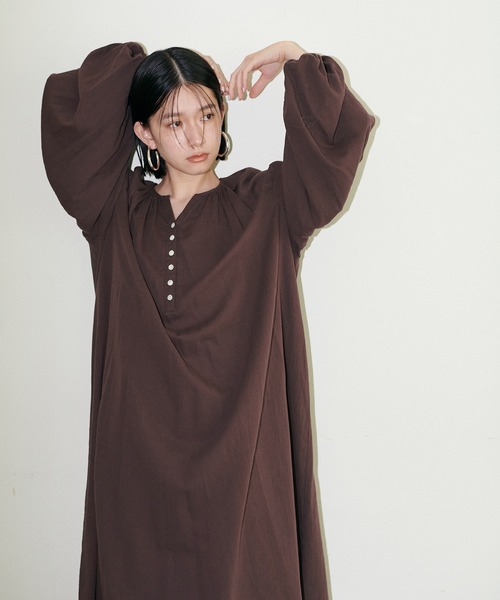 LARUTA（ラルータ）の「【LARUTA】たっぷりギャザーナチュラルガーゼワンピース（ワンピース・レディース・ブラック/イエロー/ブラウン/オフホワイト・FREE）」の3枚目の写真