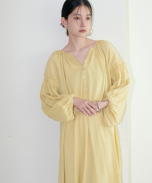 LARUTA（ラルータ）の「【LARUTA】たっぷりギャザーナチュラルガーゼワンピース（ワンピース・レディース・ブラック/イエロー/ブラウン/オフホワイト・FREE）」の4枚目の写真