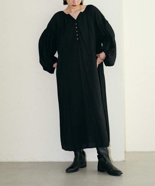 LARUTA（ラルータ）の「【LARUTA】たっぷりギャザーナチュラルガーゼワンピース（ワンピース・レディース・ブラック/イエロー/ブラウン/オフホワイト・FREE）」の2枚目の写真
