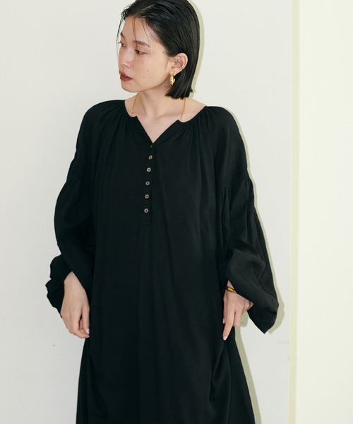 LARUTA(ラルータ)の「【LARUTA】たっぷりギャザーナチュラルガーゼワンピース(ワンピース・レディース・ブラック/イエロー/ブラウン/オフホワイト・FREE)」の17枚目の写真