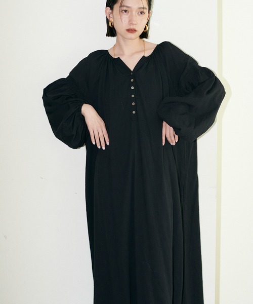 LARUTA(ラルータ)の「【LARUTA】たっぷりギャザーナチュラルガーゼワンピース(ワンピース・レディース・ブラック/イエロー/ブラウン/オフホワイト・FREE)」の18枚目の写真