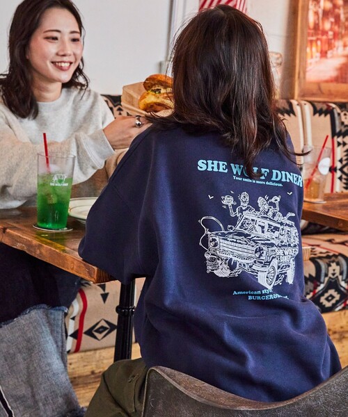 FREAK'S STORE(フリークスストア)の「限定展開 SHE WOLF DINER×FREAK'S STORE/シーウルフダイナー 別注 ビッグシルエット バックプリント クルーネックスウェット/CAR(スウェット・メンズ・ブラック/ホワイト/グレー/ネイビー/ピンク・LARGE/MEDIUM/SMALL)」の4枚目の写真