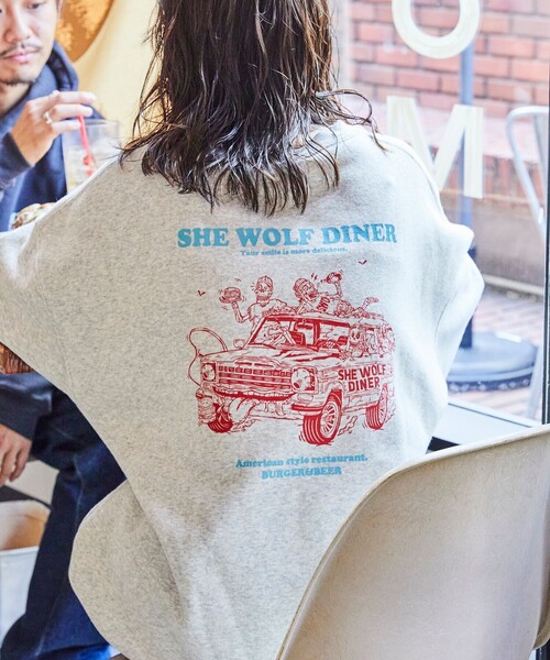 FREAK'S STORE(フリークスストア)の「限定展開 SHE WOLF DINER×FREAK'S STORE/シーウルフダイナー 別注 ビッグシルエット バックプリント クルーネックスウェット/CAR(スウェット・メンズ・ブラック/ホワイト/グレー/ネイビー/ピンク・LARGE/MEDIUM/SMALL)」の3枚目の写真