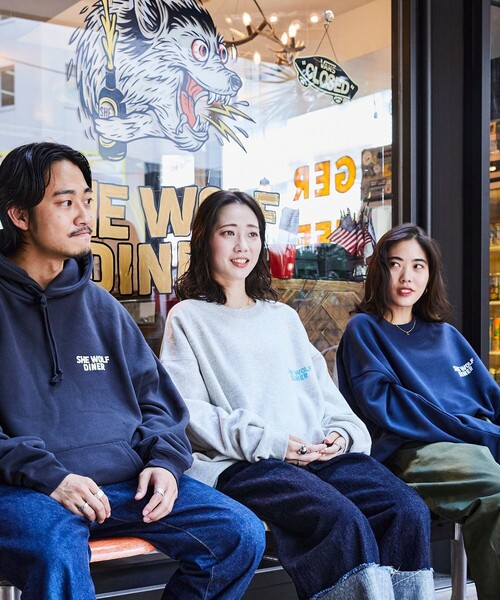 FREAK'S STORE(フリークスストア)の「限定展開 SHE WOLF DINER×FREAK'S STORE/シーウルフダイナー 別注 ビッグシルエット バックプリント クルーネックスウェット/CAR(スウェット・メンズ・ブラック/ホワイト/グレー/ネイビー/ピンク・LARGE/MEDIUM/SMALL)」の9枚目の写真