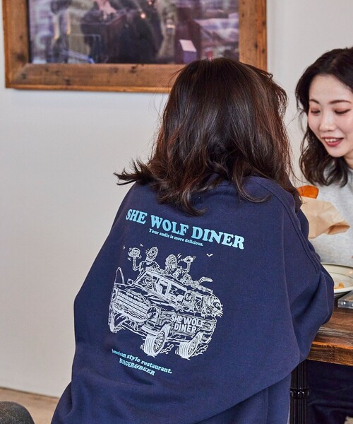 FREAK'S STORE(フリークスストア)の「限定展開 SHE WOLF DINER×FREAK'S STORE/シーウルフダイナー 別注 ビッグシルエット バックプリント クルーネックスウェット/CAR(スウェット・メンズ・ブラック/ホワイト/グレー/ネイビー/ピンク・LARGE/MEDIUM/SMALL)」の14枚目の写真
