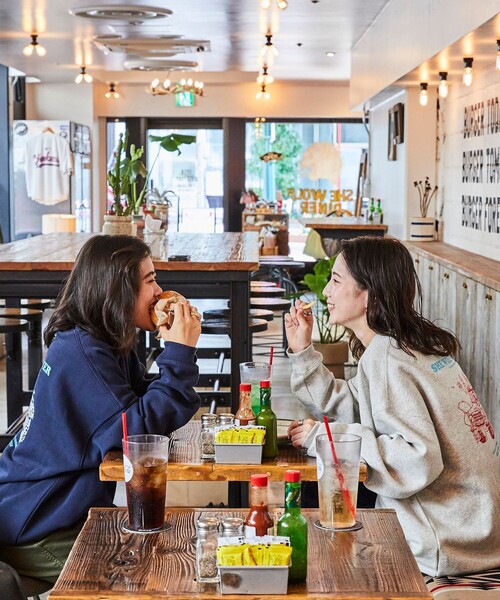 FREAK'S STORE(フリークスストア)の「限定展開 SHE WOLF DINER×FREAK'S STORE/シーウルフダイナー 別注 ビッグシルエット バックプリント クルーネックスウェット/CAR(スウェット・メンズ・ブラック/ホワイト/グレー/ネイビー/ピンク・LARGE/MEDIUM/SMALL)」の15枚目の写真