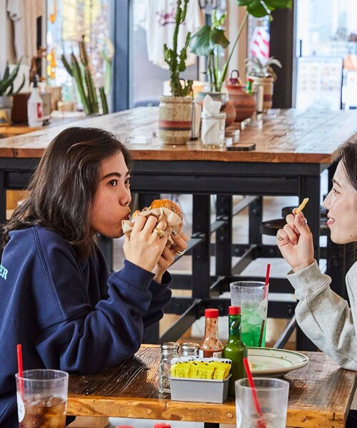 FREAK'S STORE(フリークスストア)の「限定展開 SHE WOLF DINER×FREAK'S STORE/シーウルフダイナー 別注 ビッグシルエット バックプリント クルーネックスウェット/CAR(スウェット・メンズ・ブラック/ホワイト/グレー/ネイビー/ピンク・LARGE/MEDIUM/SMALL)」の17枚目の写真