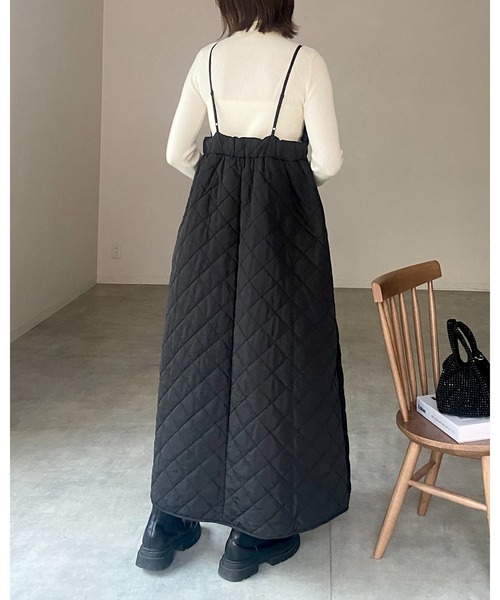 She's Closet(シーズクローゼット)の「Aラインボリュームフレアハイウエストロング丈ダイヤキルティングキャミワンピース(ワンピース・レディース・アイボリー/ブラック/カーキ・FREE)」の13枚目の写真