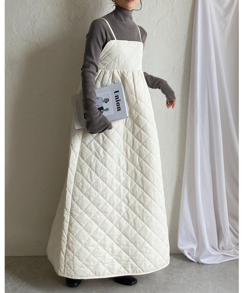 She's Closet(シーズクローゼット)の「Aラインボリュームフレアハイウエストロング丈ダイヤキルティングキャミワンピース(ワンピース・レディース・アイボリー/ブラック/カーキ・FREE)」の17枚目の写真