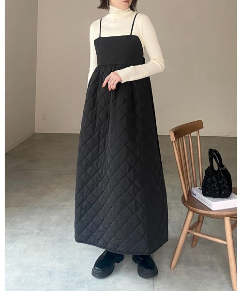 She's Closet(シーズクローゼット)の「Aラインボリュームフレアハイウエストロング丈ダイヤキルティングキャミワンピース(ワンピース・レディース・アイボリー/ブラック/カーキ・FREE)」の21枚目の写真