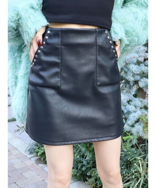 EVRIS（エヴリス）の「フェイクレザースタッズミニスカート（スカート・レディース・ブラック/ベージュ・SMALL/MEDIUM）」の2枚目の写真