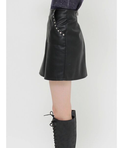 EVRIS（エヴリス）の「フェイクレザースタッズミニスカート（スカート・レディース・ブラック/ベージュ・SMALL/MEDIUM）」の14枚目の写真