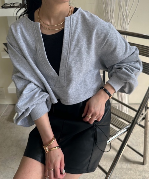 ULEULA（ウルア）の「深Vネック裏毛スウェットトレーナー/ボリュームスリーブスウェット（スウェット・レディース・ホワイト/グレー/ホワイト×ブラック/ブラック・FREE）」の4枚目の写真