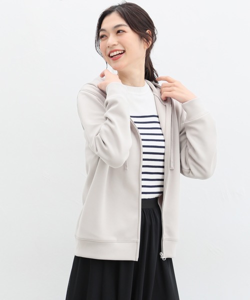 Honeys（ハニーズ）の「きれいめジップパーカー（パーカー・レディース・ブルー/グレー/ラベンダー/ベージュ/ピンク/ライトベージュ/イエロー系その他/ブラック/アイボリー・3L/LL/L/M/S）」の4枚目の写真