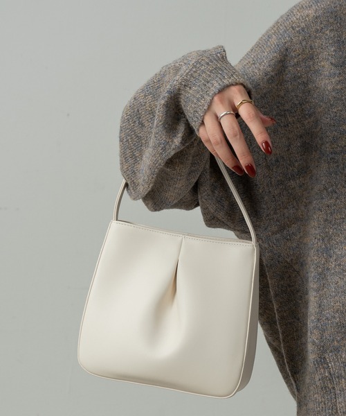 Amiur(エミレ)の「tuck design one handle bag / タックデザインワンハンドルバッグ(ハンドバッグ・レディース・キャメル/アイボリー/ブラック・FREE)」の2枚目の写真