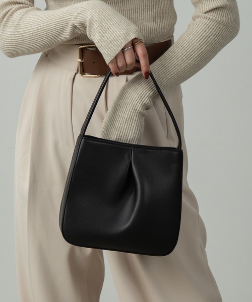 Amiur(エミレ)の「tuck design one handle bag / タックデザインワンハンドルバッグ(ハンドバッグ・レディース・キャメル/アイボリー/ブラック・FREE)」の6枚目の写真