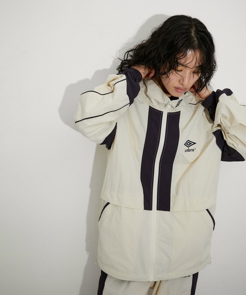 ADAM ET ROPE'（アダムエロペ）の「【UMBRO for ADAM ET ROPE'】TRACK JK（その他アウター・レディース・ネイビー/キナリ・M）」の2枚目の写真